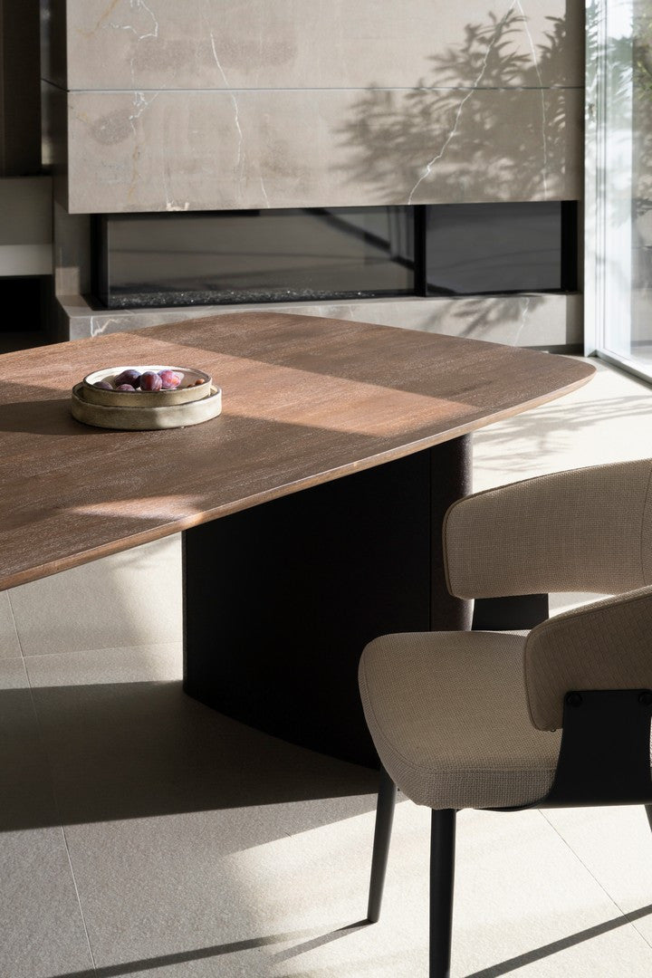 Tavolo in legno di mango con base in acciaio effetto materico 220x100 cm