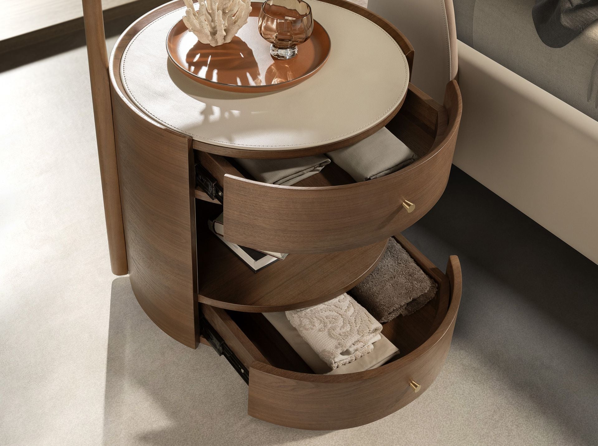 Comodino in noce con piano in pelle color crema