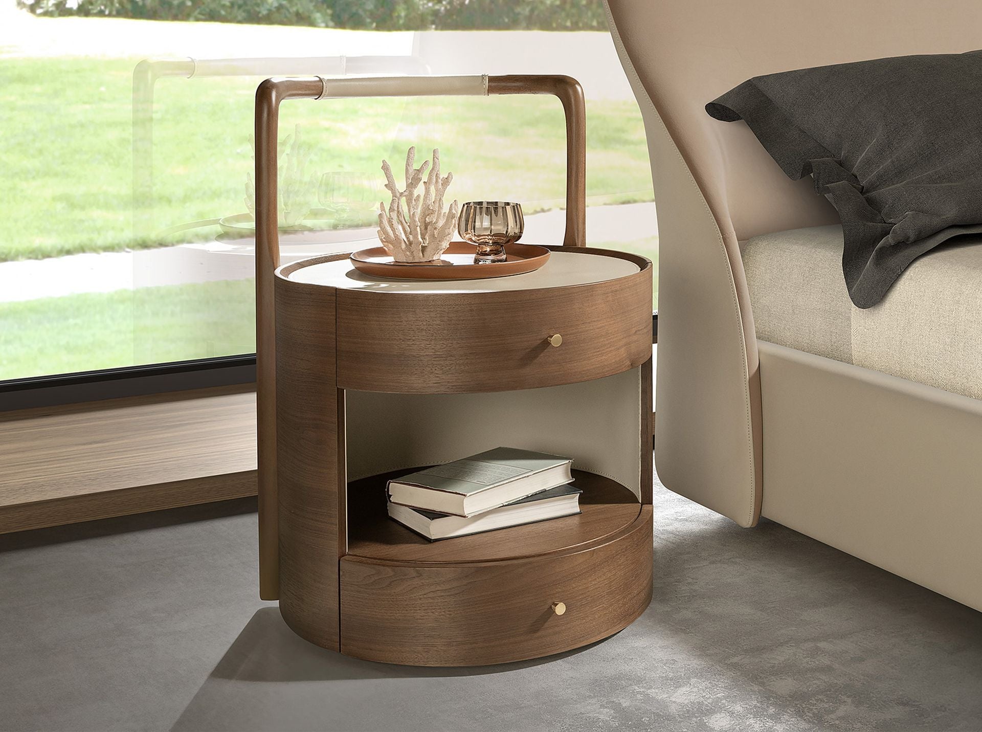 Comodino in noce con piano in pelle color crema