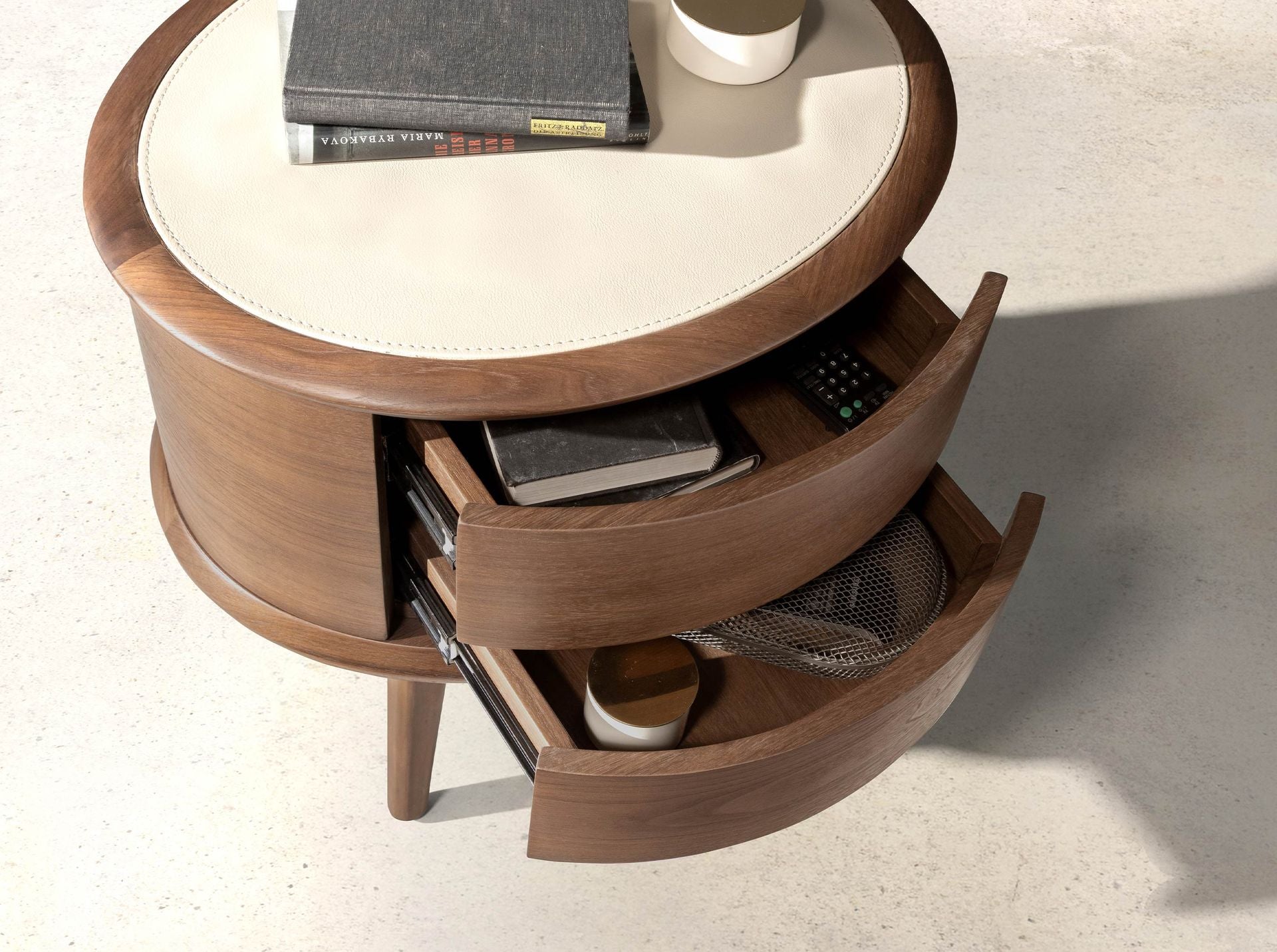 Comodino in noce con piano in pelle color crema