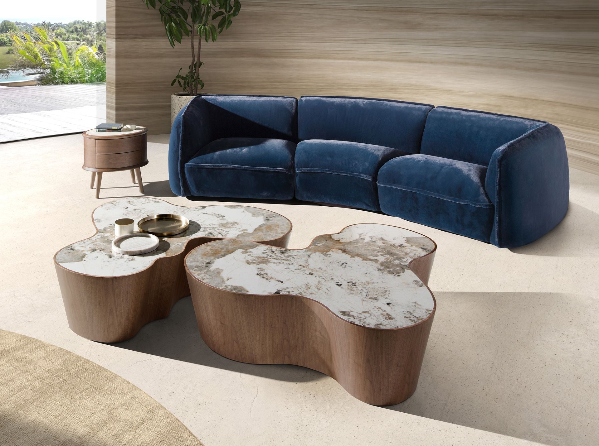 Comodino in noce con piano in pelle color crema
