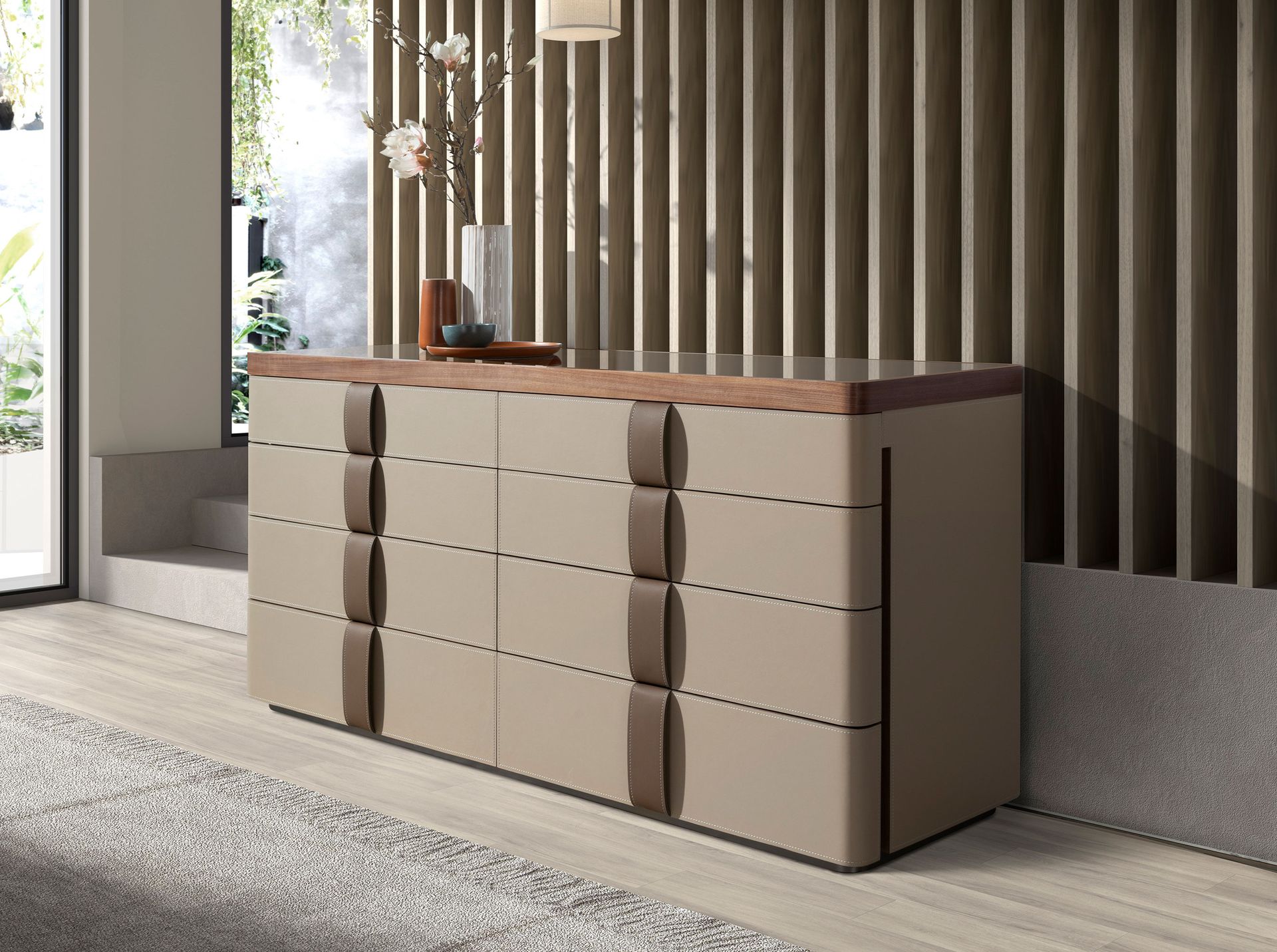 Comò in similpelle, noce, base in acciaio lucido e piano in vetro fumé marrone