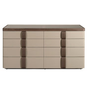 Comò in similpelle, noce, base in acciaio lucido e piano in vetro fumé marrone