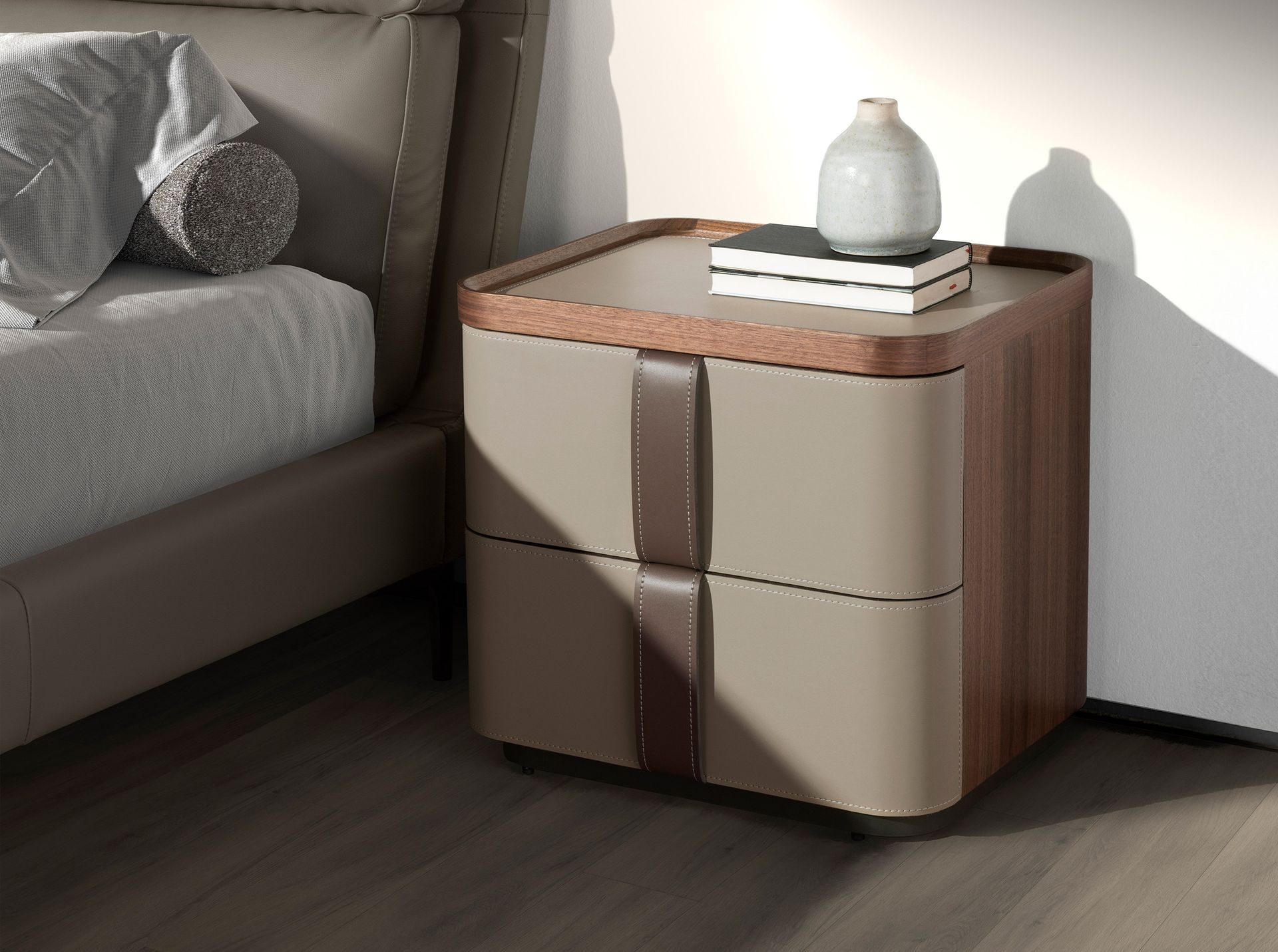 Comodino in similpelle, noce e base in acciaio lucido