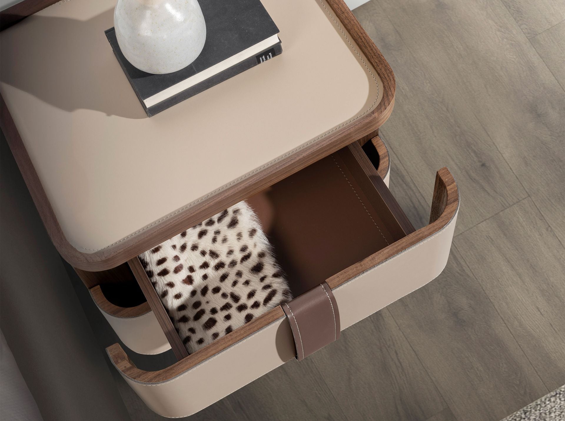 Comodino in similpelle, noce e base in acciaio lucido