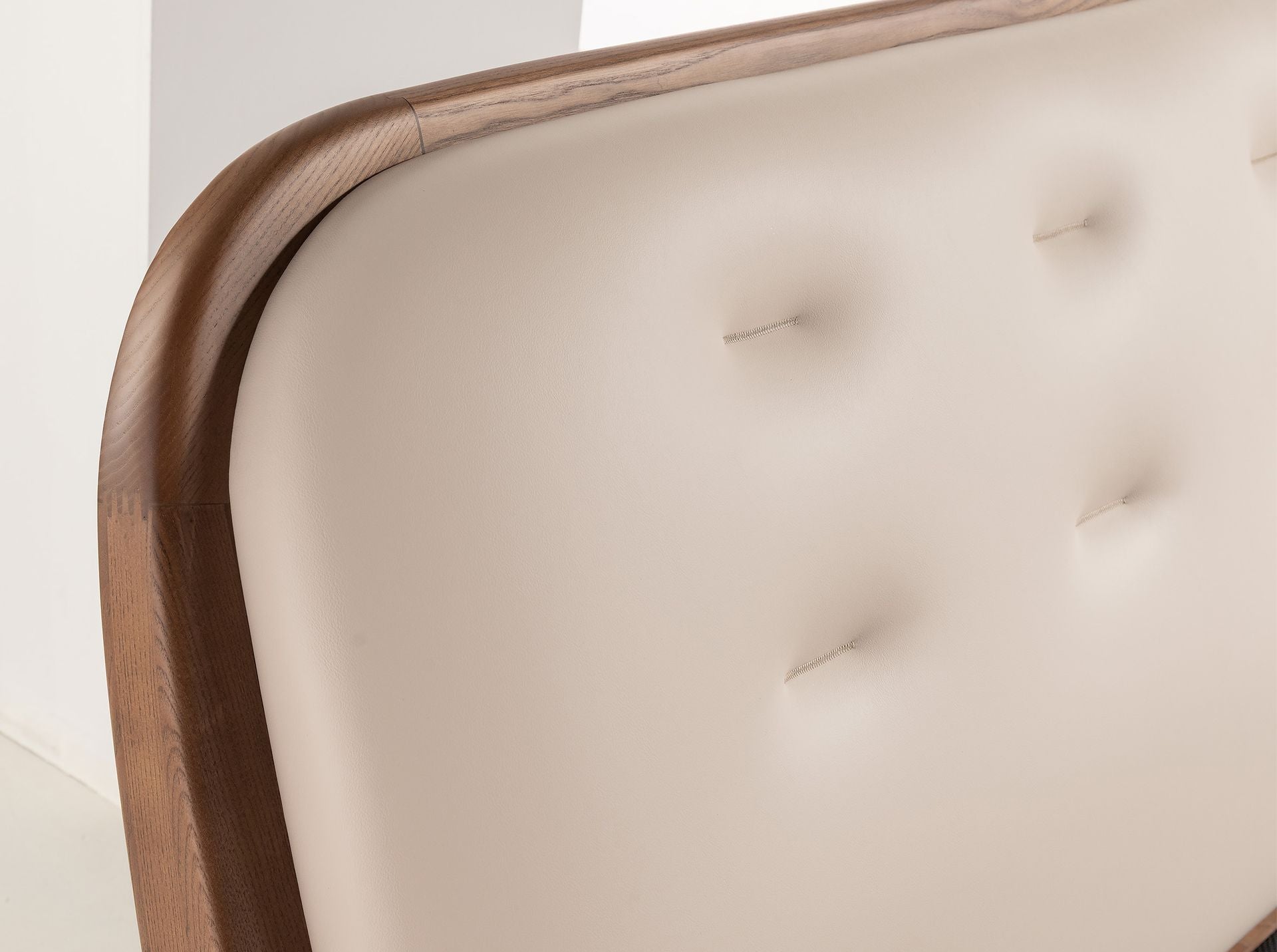 Letto in similpelle color sabbia