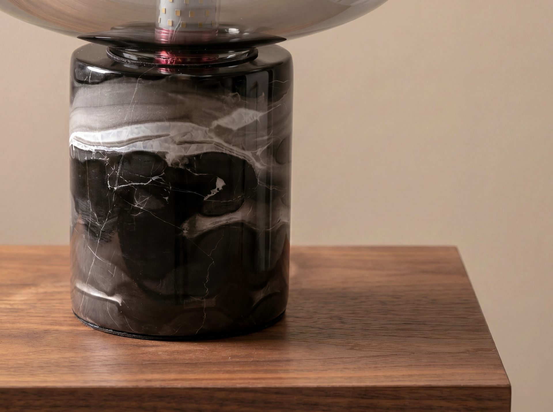 Lampada da tavolo in vetro fumé grigio effetto specchio e marmo porcellanato