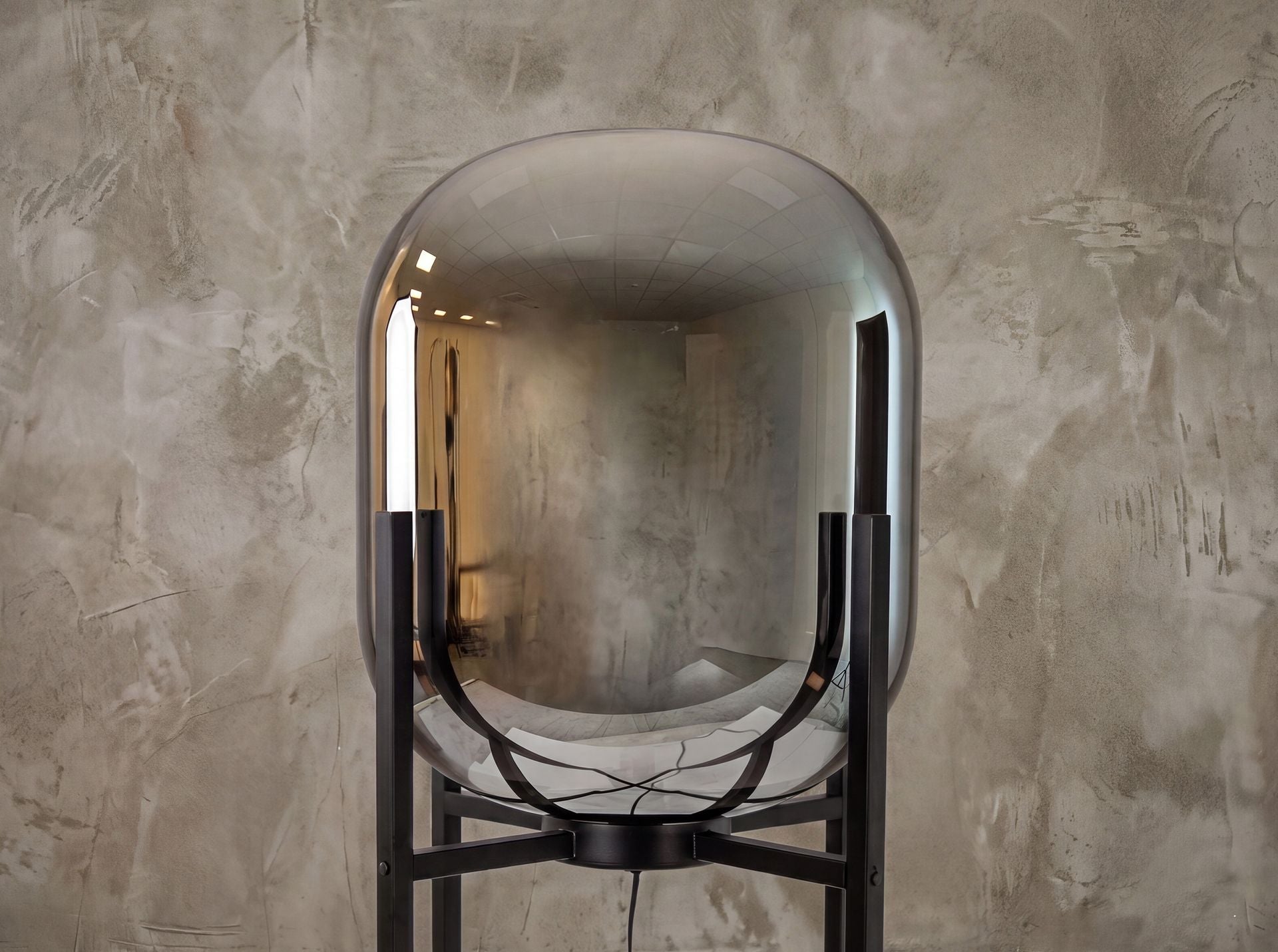 Lampada da terra in vetro effetto specchio fumé grigio e acciaio nero
