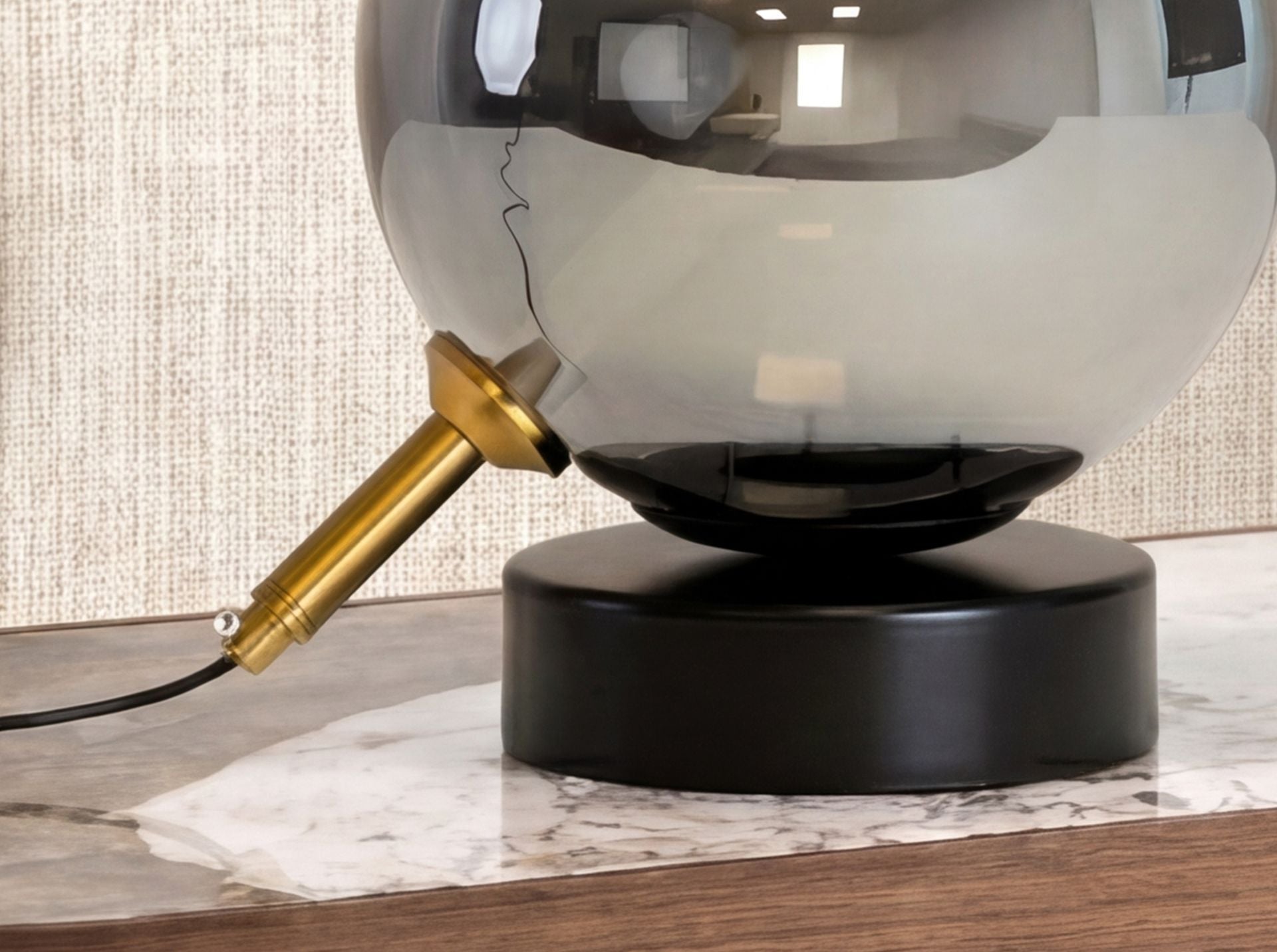 Lampada da tavolo in vetro fumé grigio effetto specchio e acciaio nero