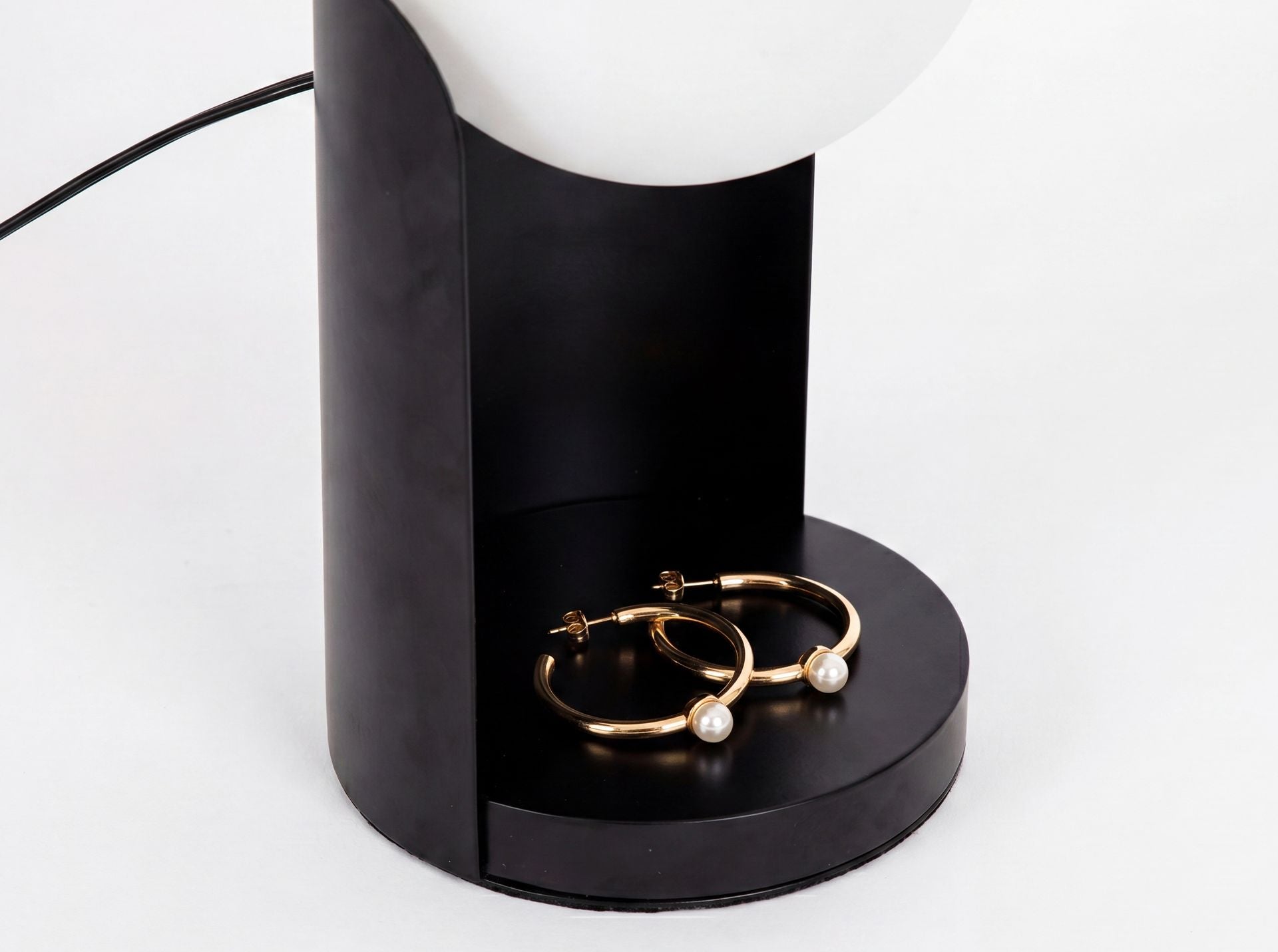Lampada da tavolo in vetro bianco e acciaio nero