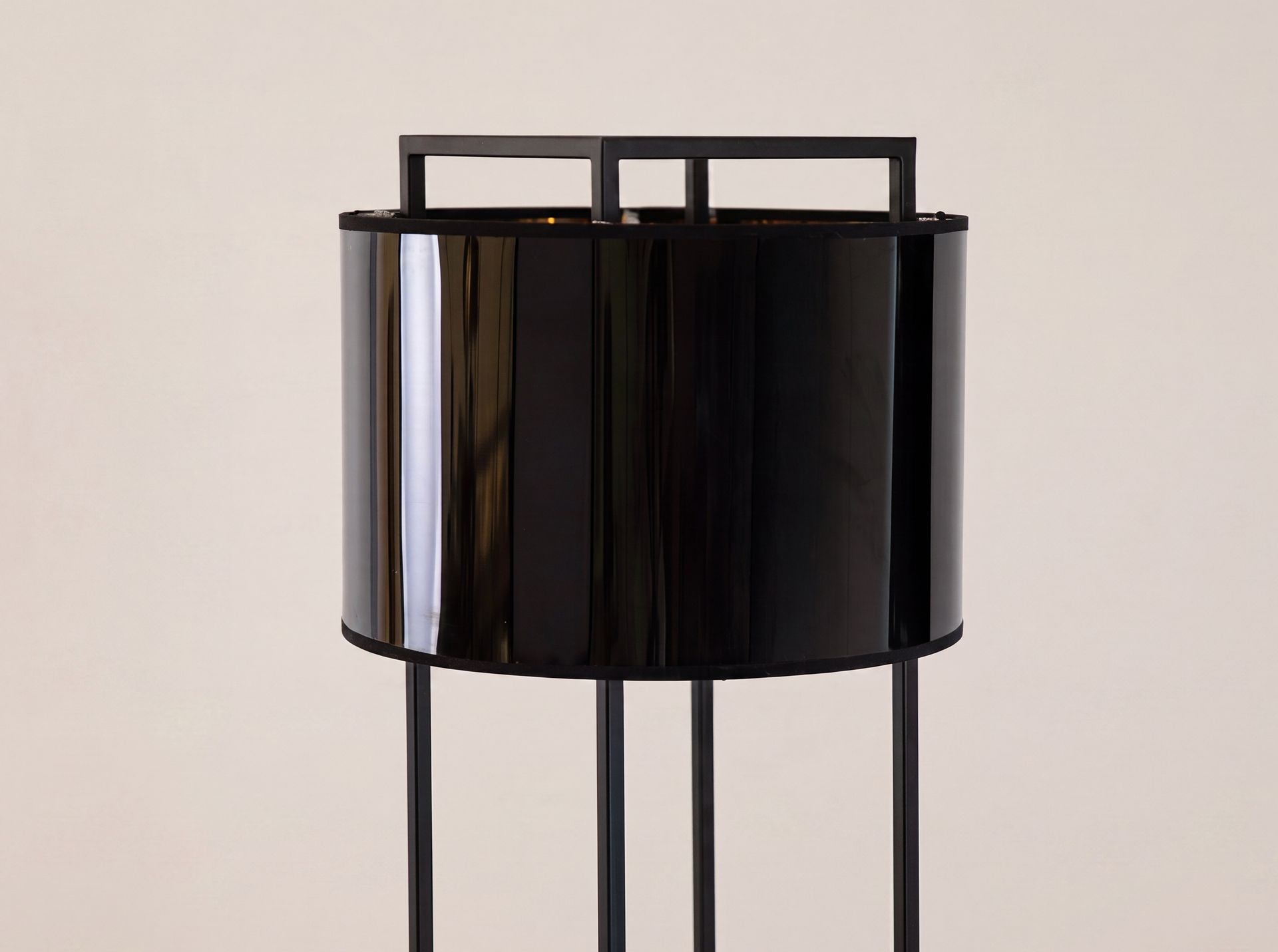 Lampada da terra in PVC nero e dorato lucido e acciaio nero