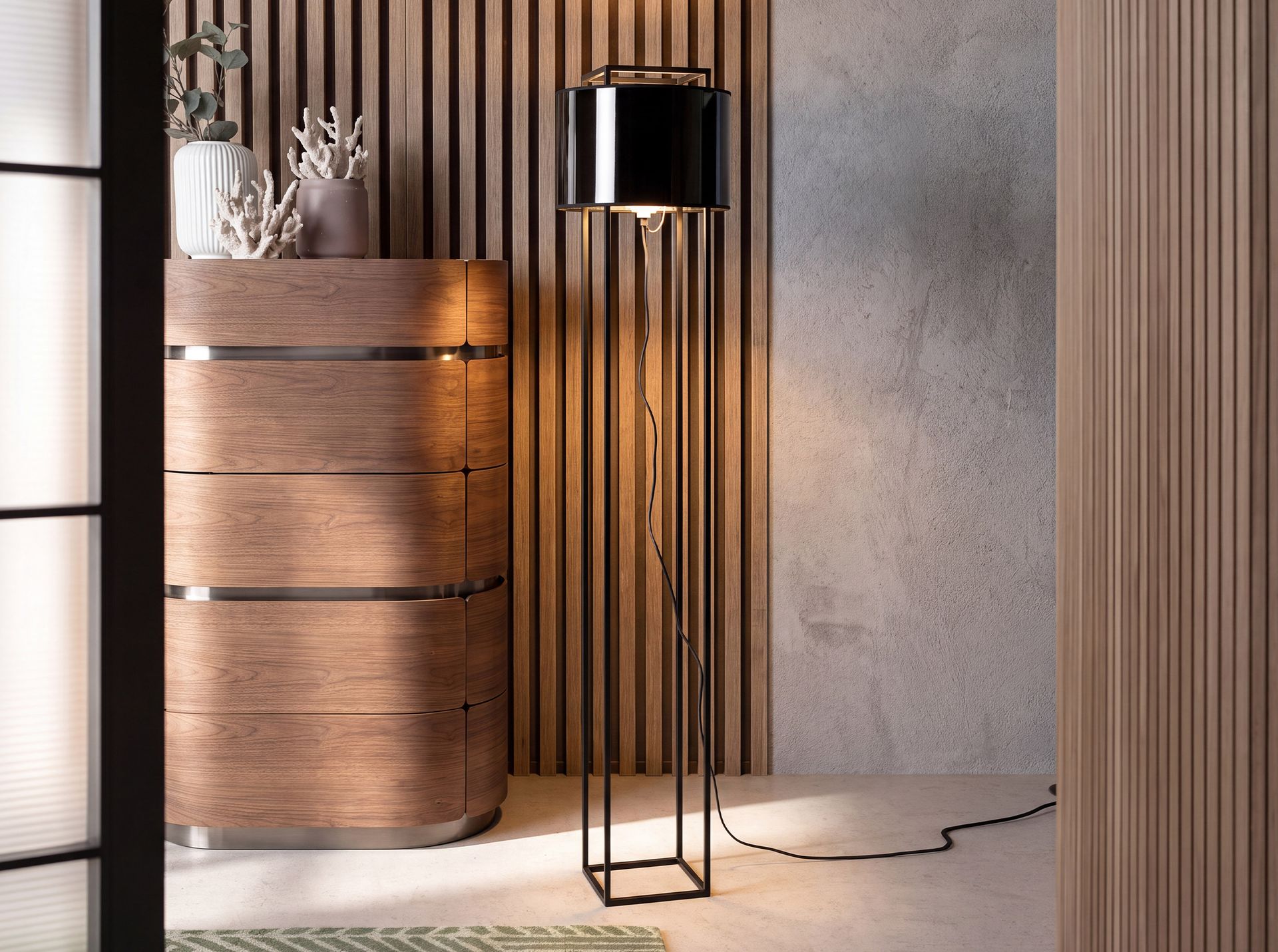 Lampada da terra in PVC nero e dorato lucido e acciaio nero