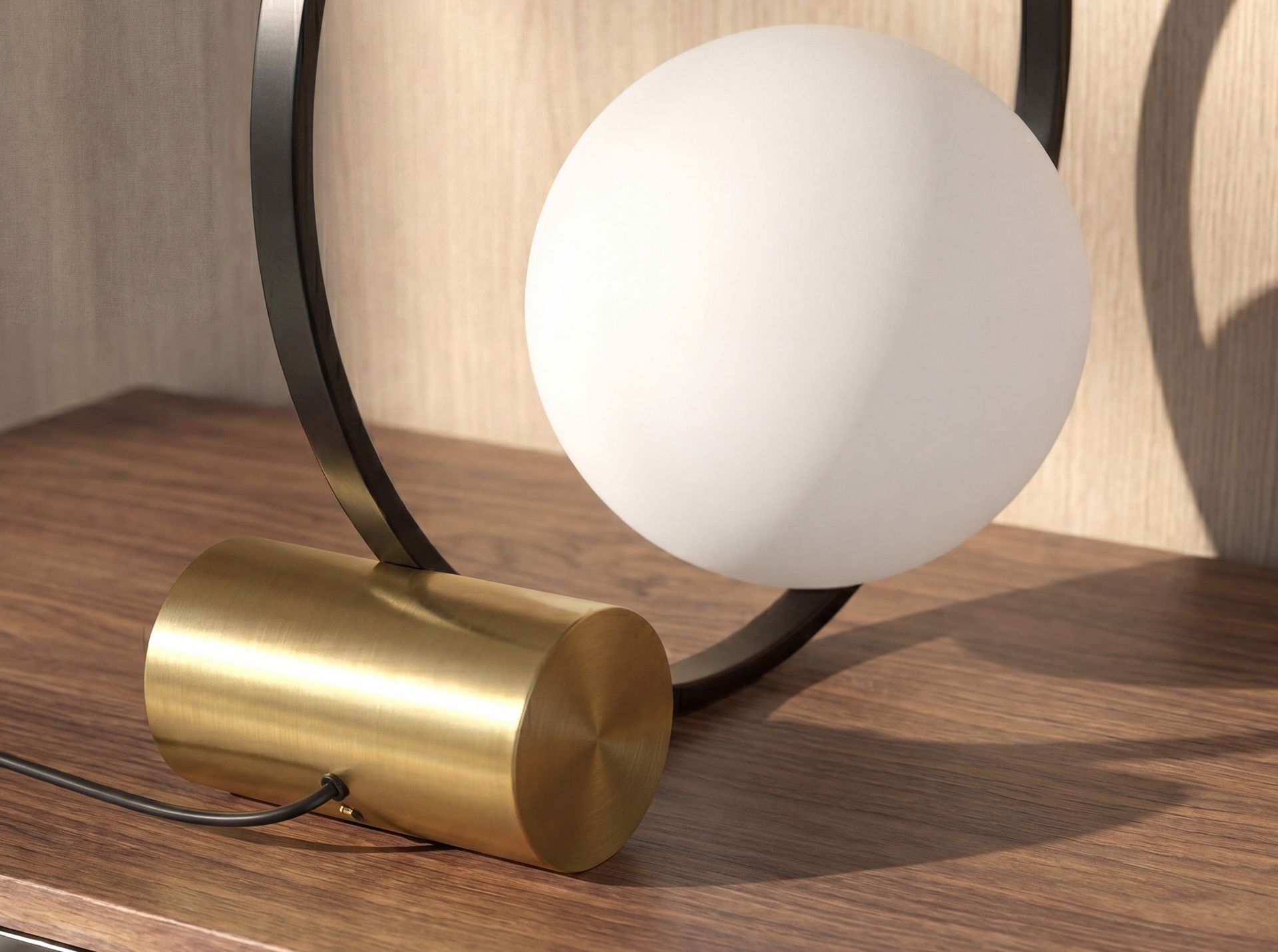 Lampada da tavolo in vetro bianco e acciaio nero con base in acciaio lucido dorato