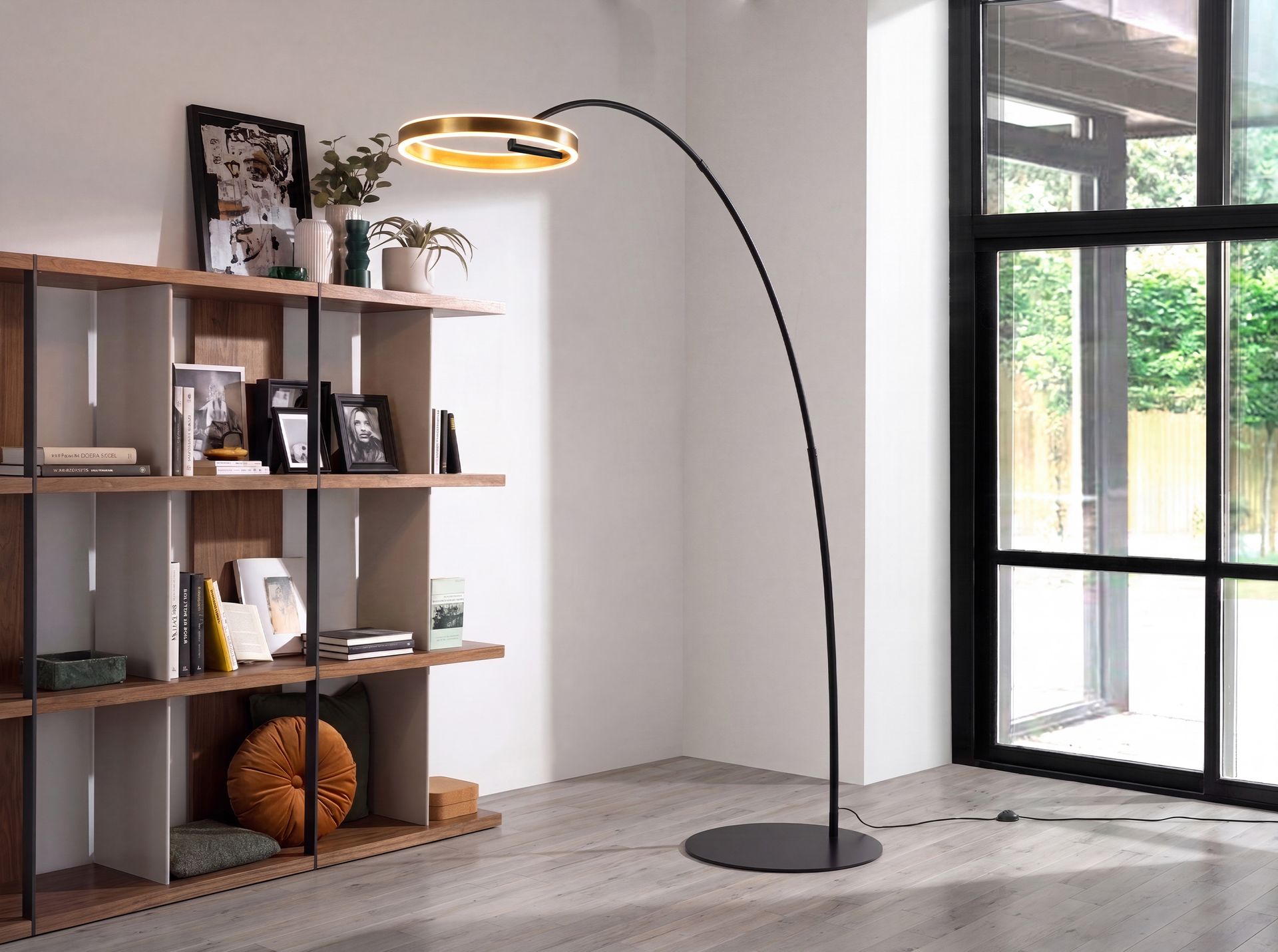 Lampada da terra in acciaio dorato lucido e acciaio nero