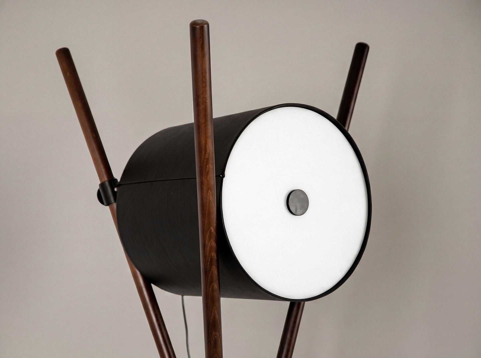 Lampada da terra in legno rivestita in similpelle nera e noce scuro