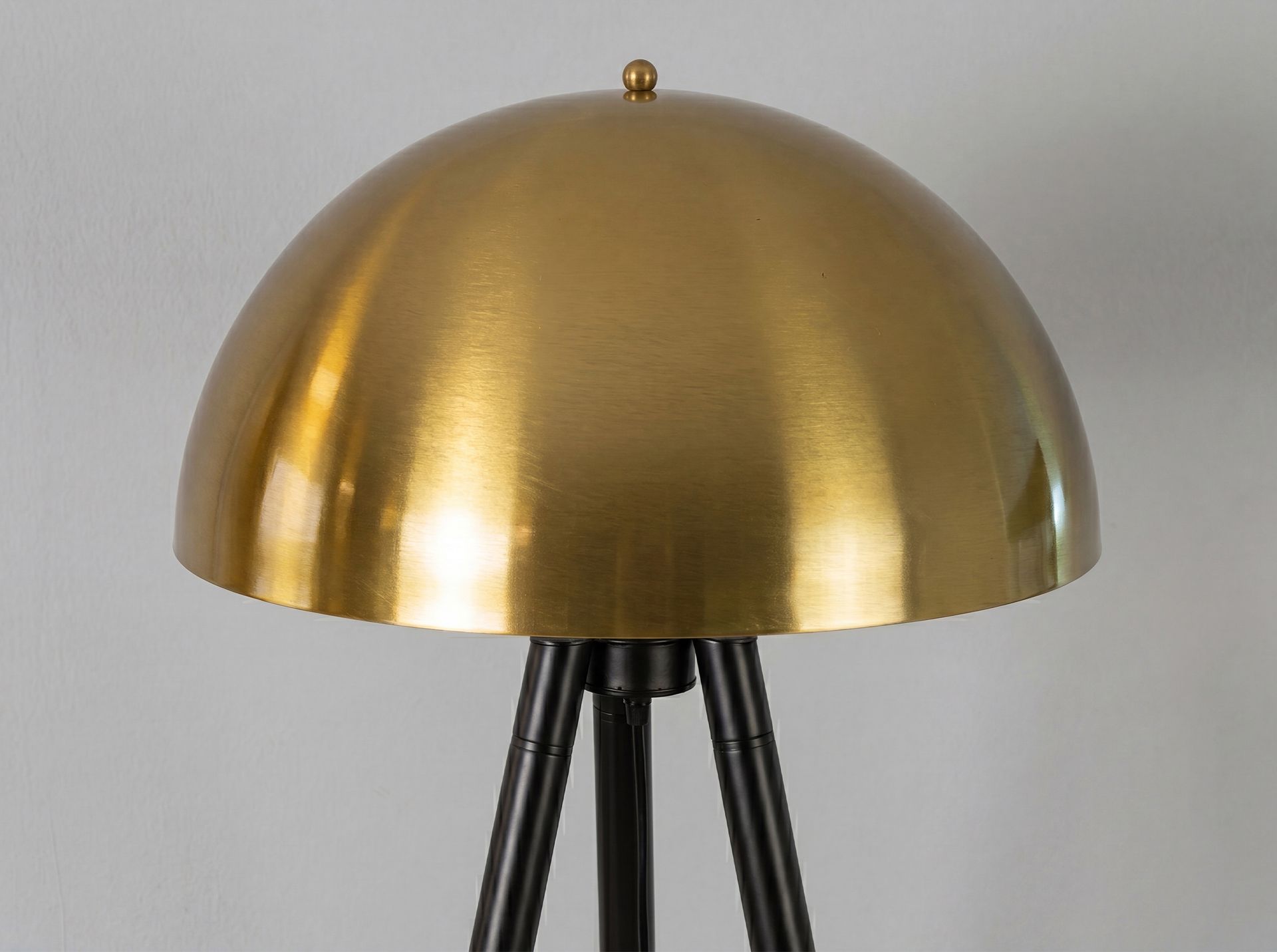 Lampada da terra in acciaio lucido dorato e acciaio nero