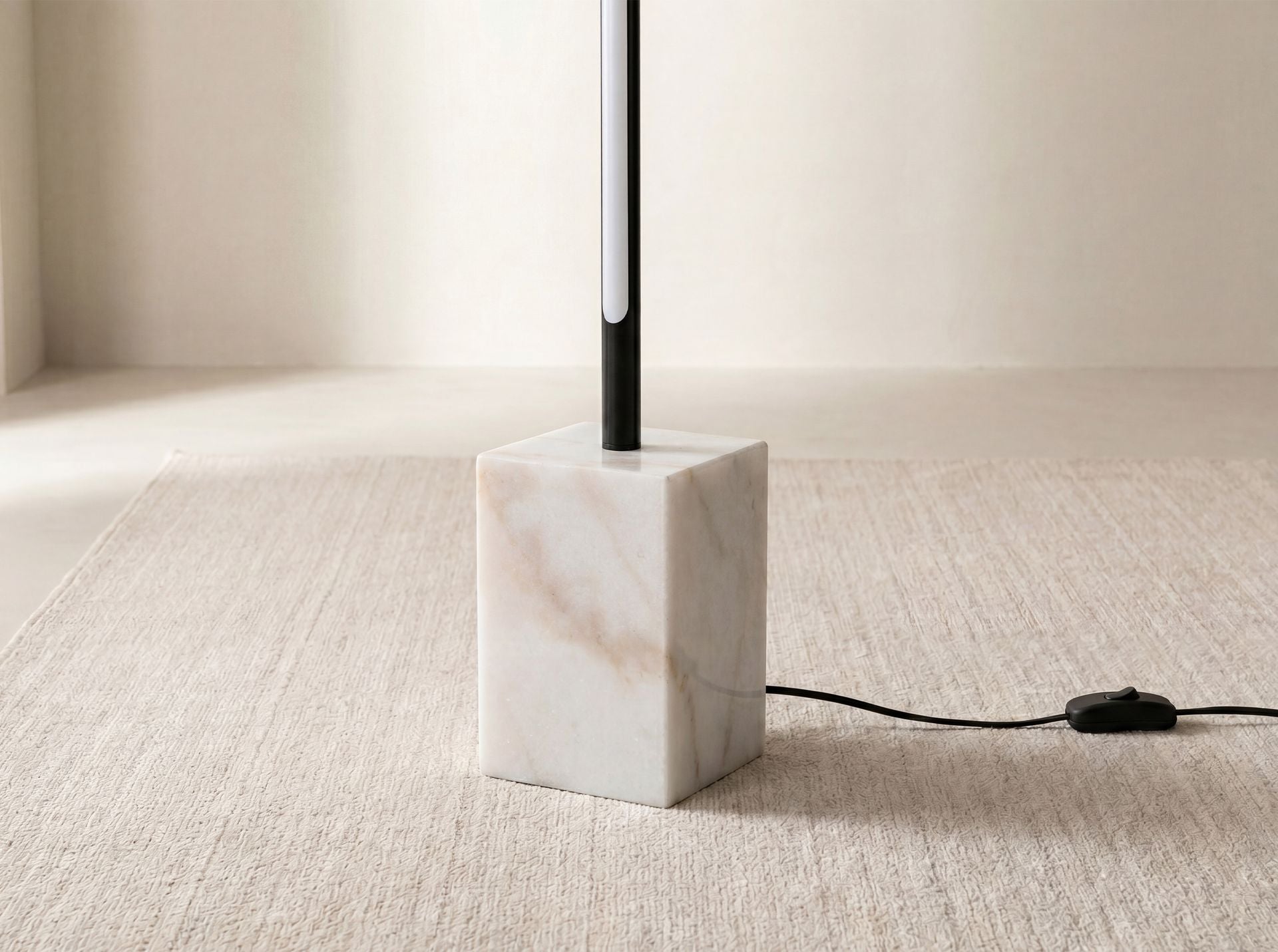 Lampada da terra in acciaio nero con base in marmo porcellanato