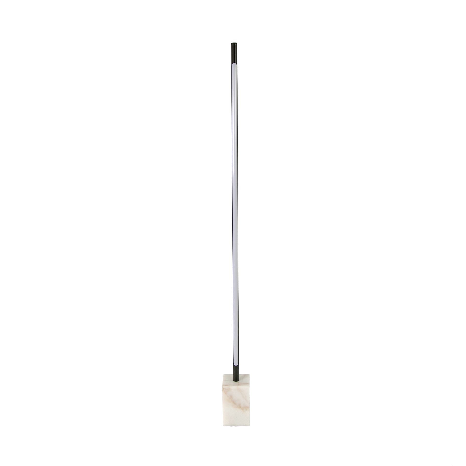 Lampada da terra in acciaio nero con base in marmo porcellanato