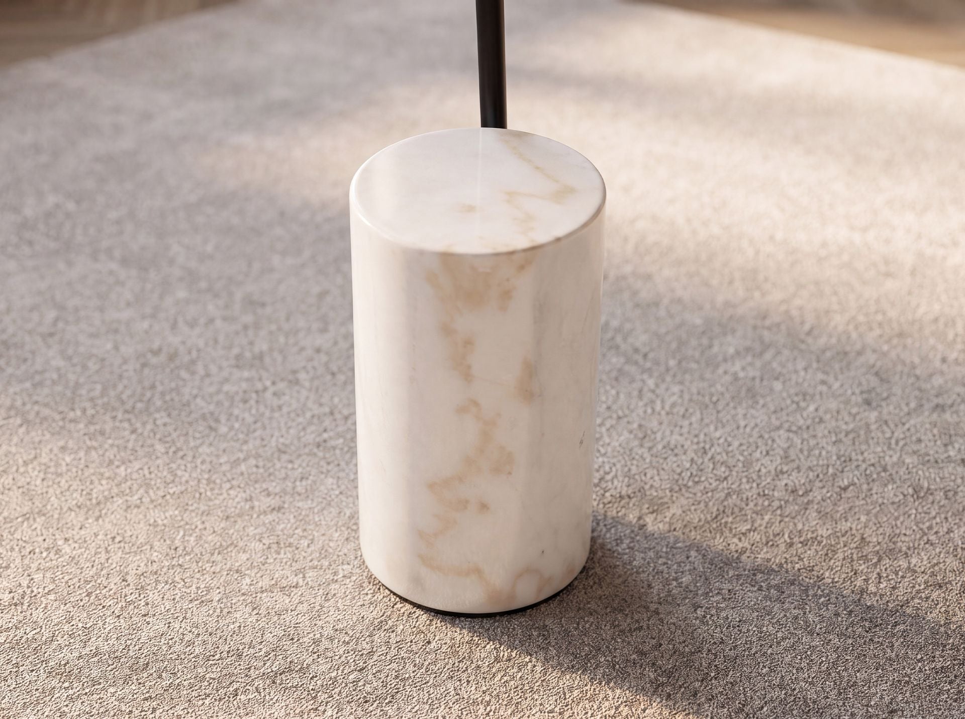 Lampada da terra in acciaio nero con base in marmo porcellanato
