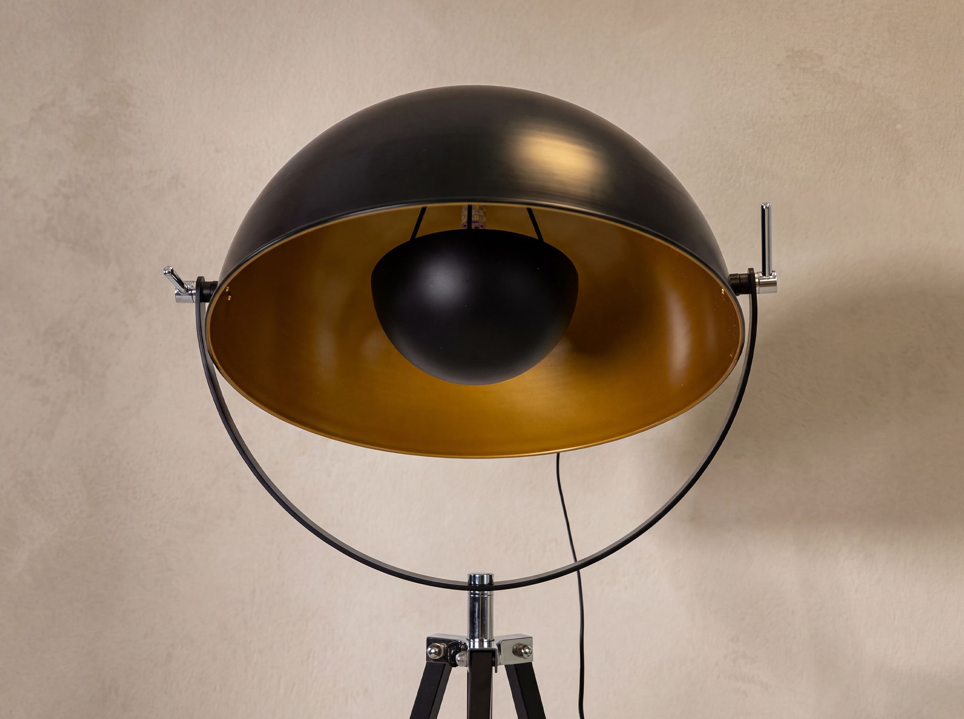 Lampada da terra in acciaio nero e acciaio dorato lucido