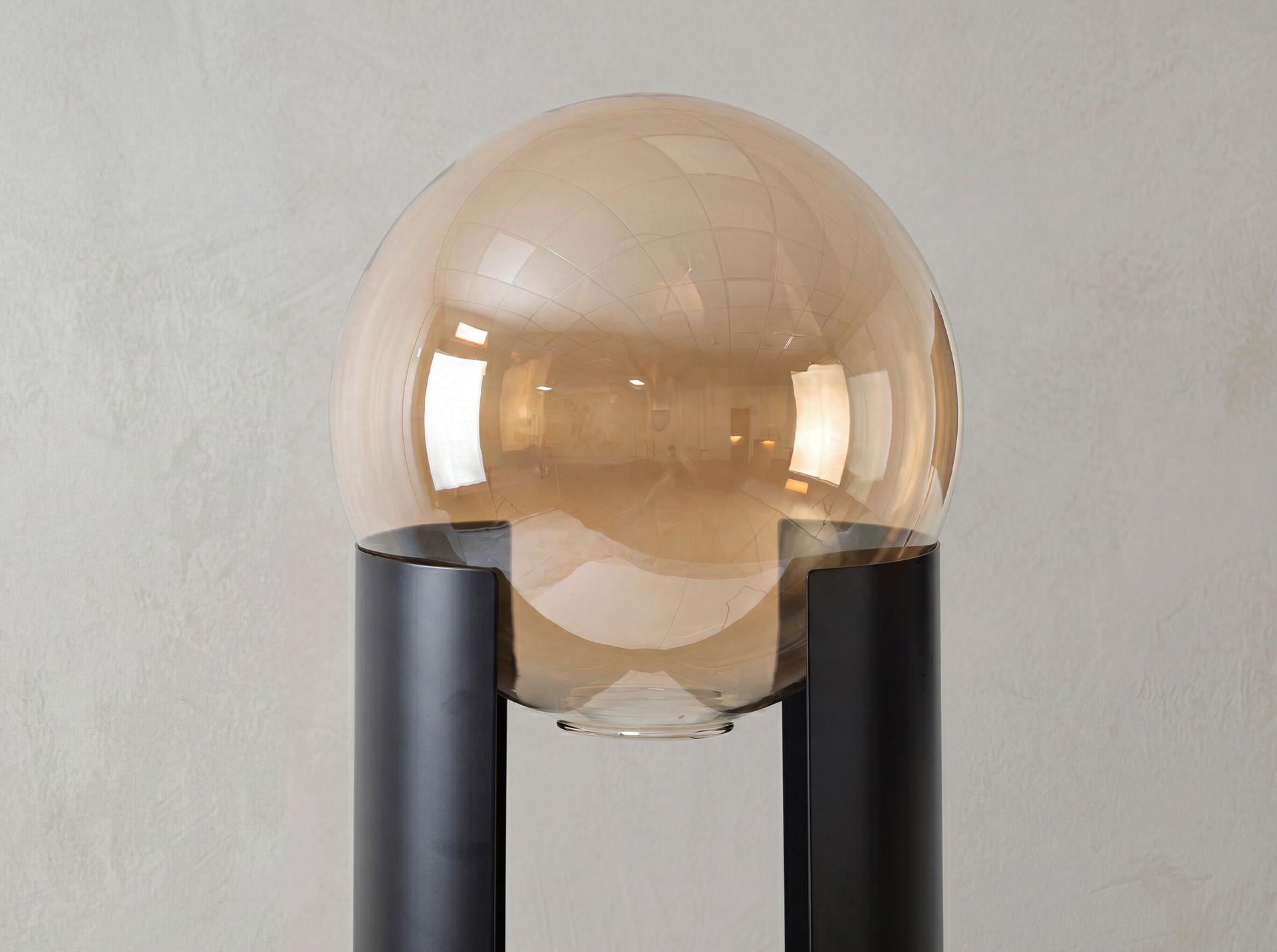 Lampada da terra in vetro fumé color ambra e acciaio nero