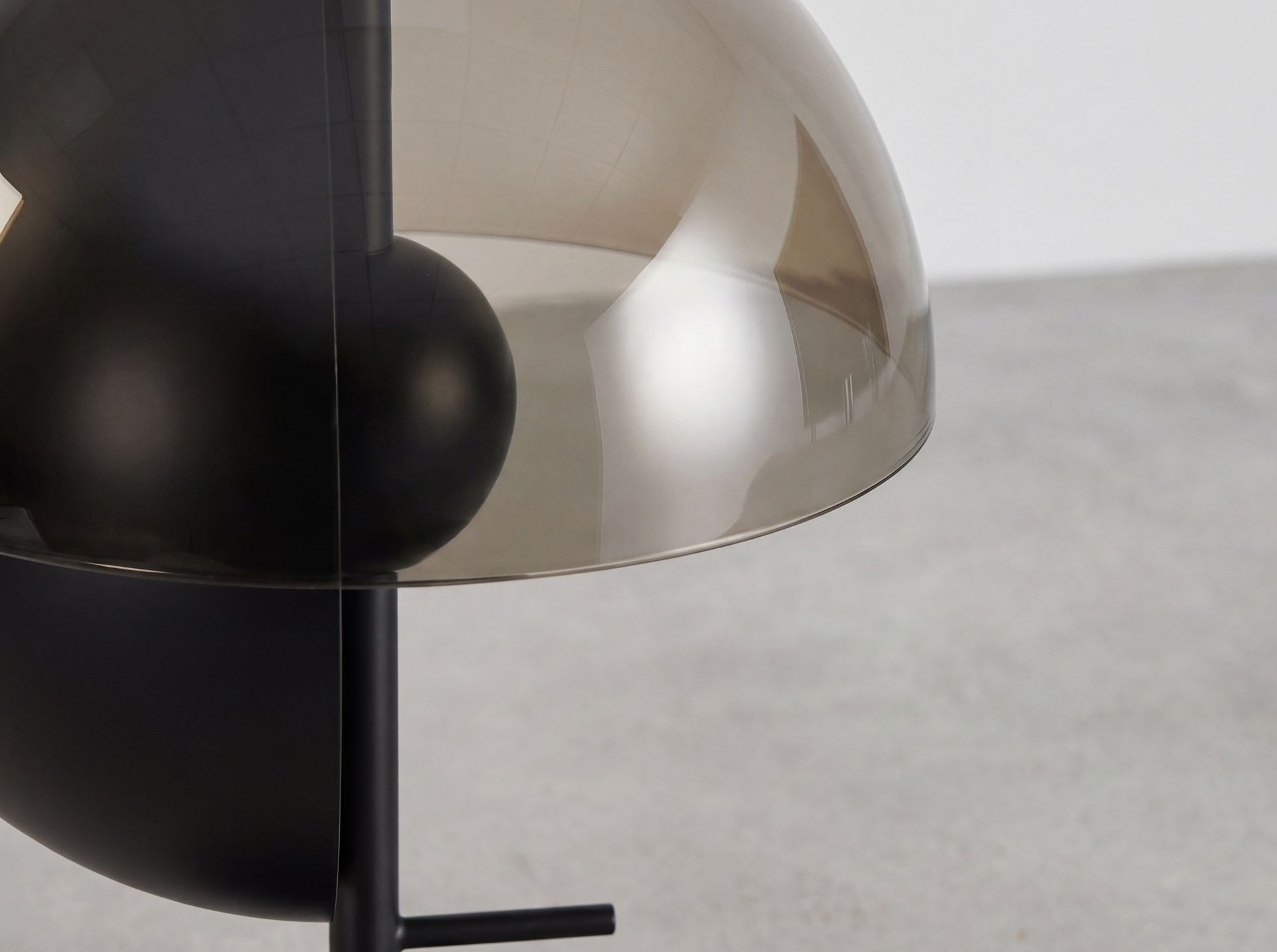 Lampada da tavolo in vetro fumé ambra e acciaio nero e bianco con base in acciaio nero