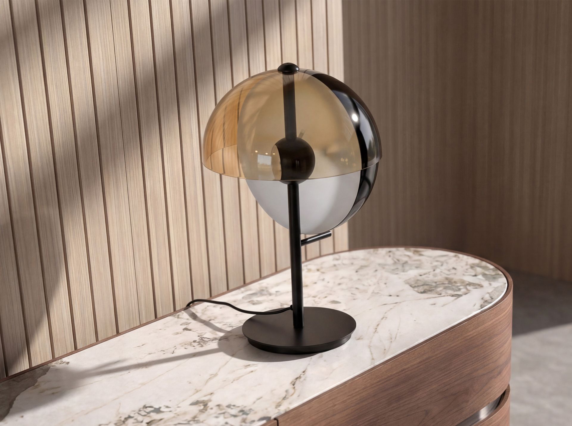 Lampada da tavolo in vetro fumé ambra e acciaio nero e bianco con base in acciaio nero