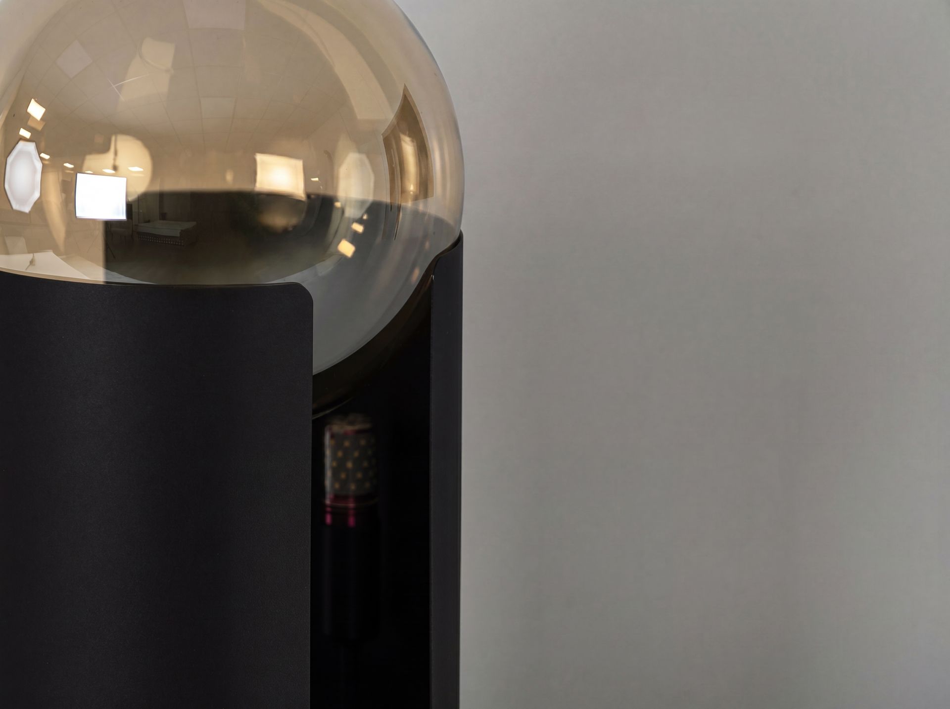 Lampada da tavolo in vetro fumé color ambra e acciaio nero