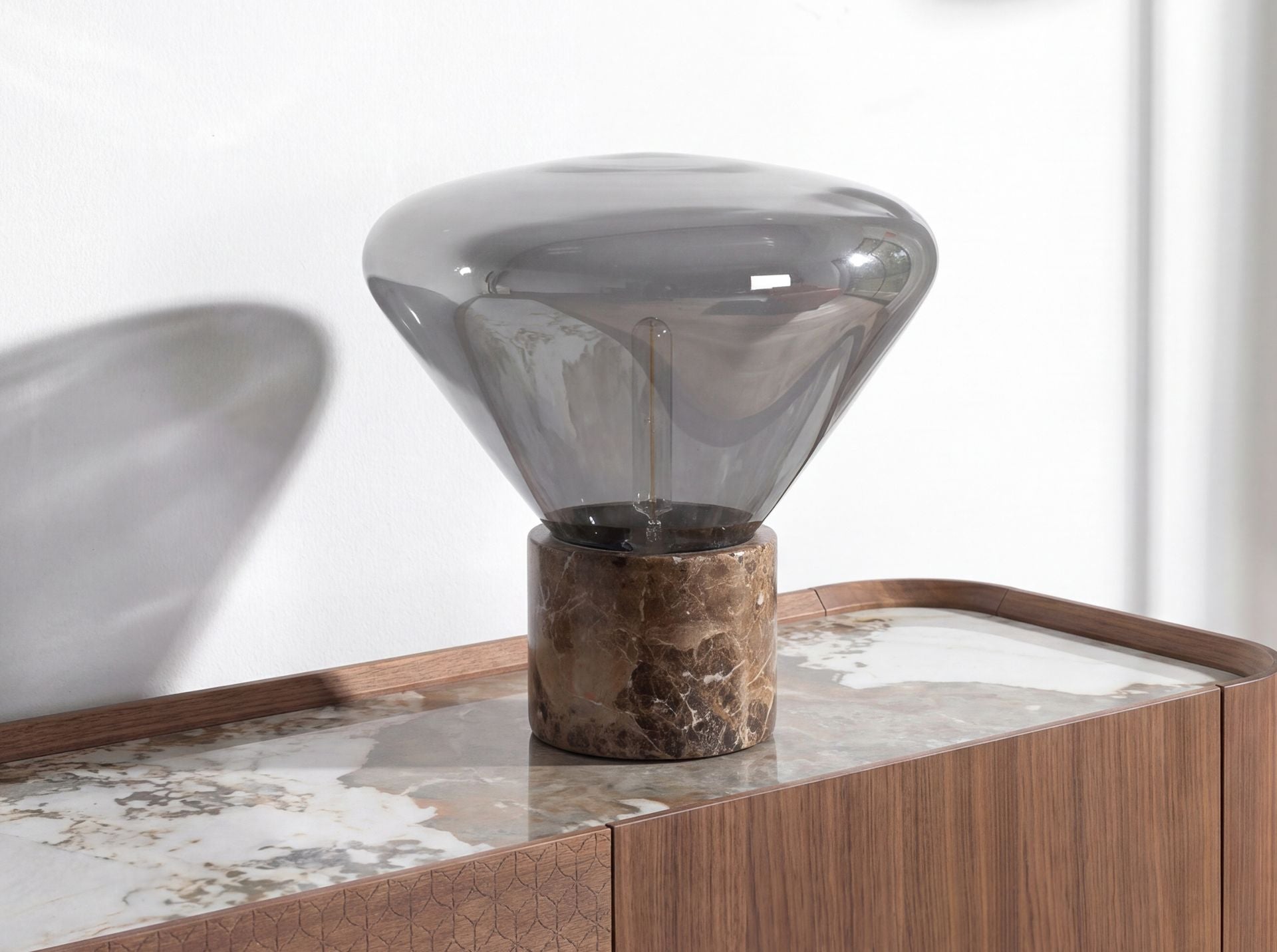 Lampada da tavolo in vetro fumé grigio effetto specchio e marmo porcellanato