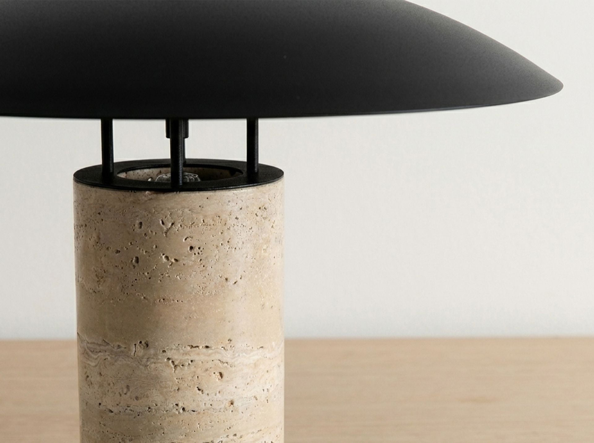 Lampada da tavolo in acciaio nero e marmo porcellanato