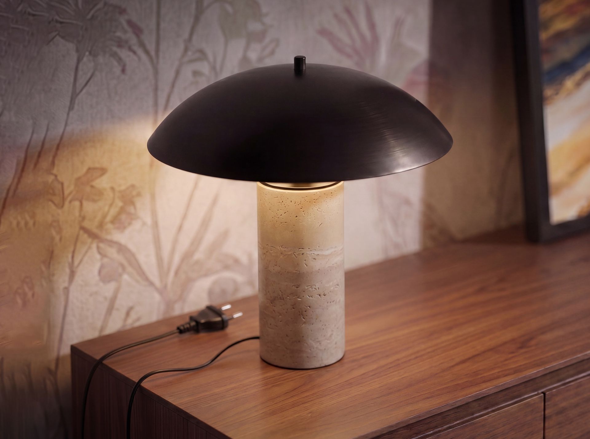 Lampada da tavolo in acciaio nero e marmo porcellanato