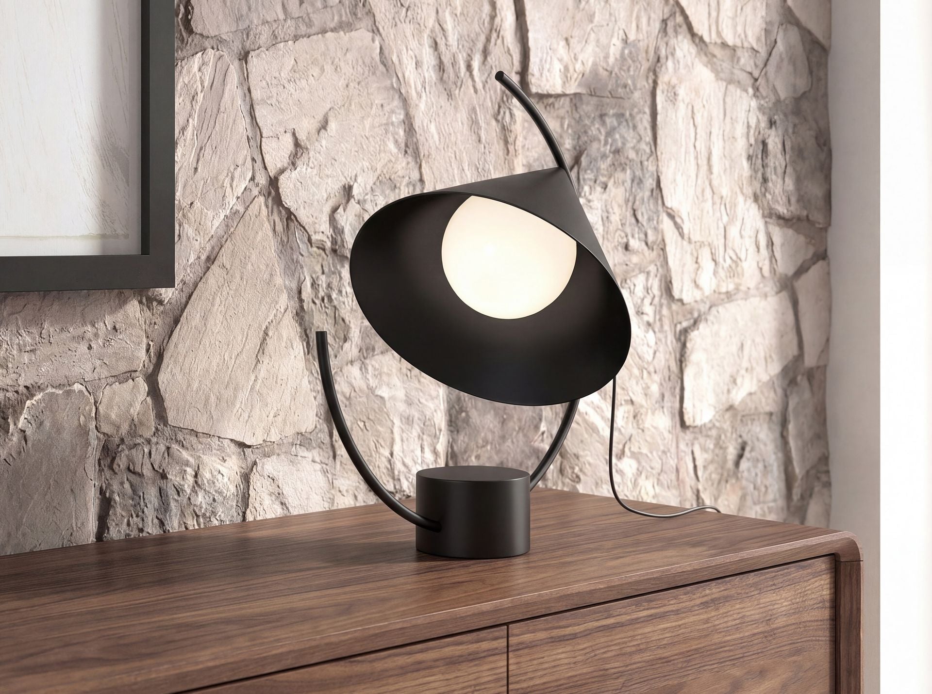 Lampada da tavolo in acciaio nero