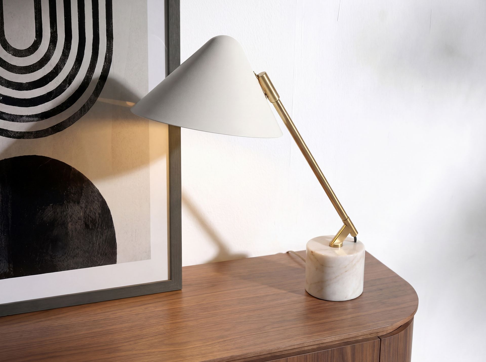 Lampada da tavolo in acciaio bianco e acciaio lucido dorato con base in marmo porcellanato