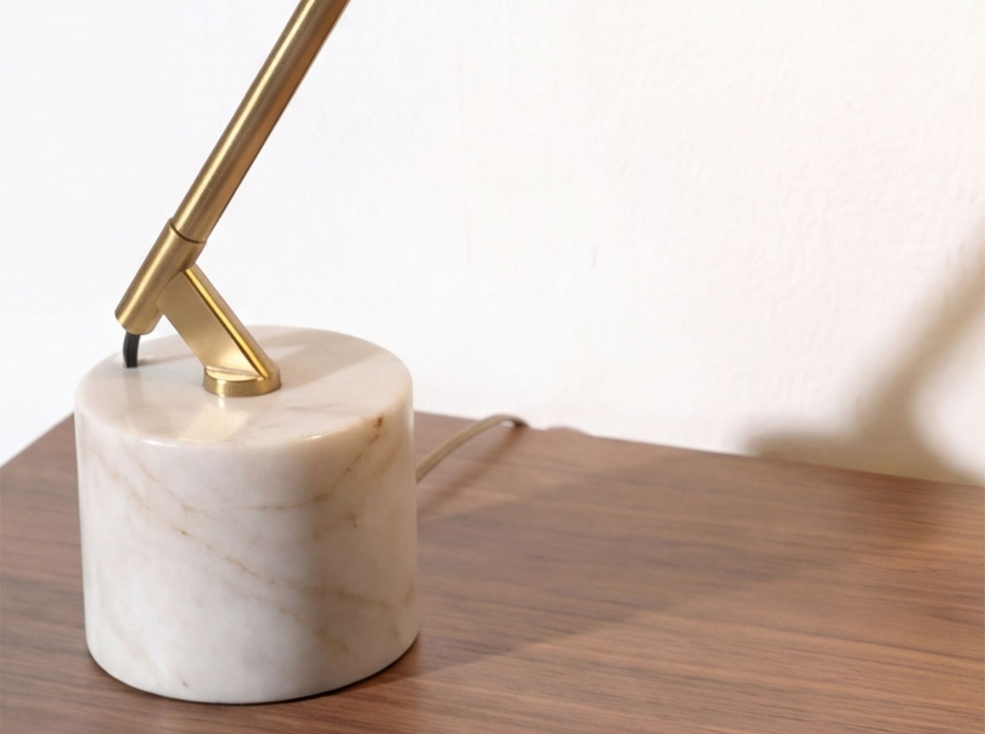 Lampada da tavolo in acciaio bianco e acciaio lucido dorato con base in marmo porcellanato