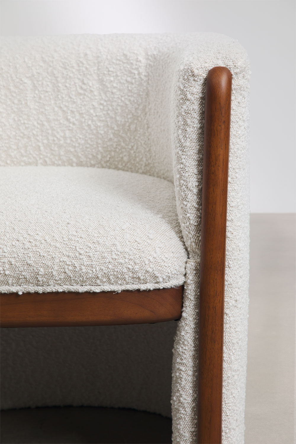 Bekasi - Poltrona con braccioli in legno e bouclé