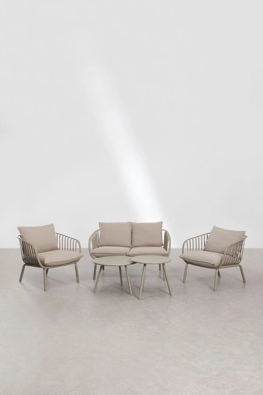 Aradina - Set da giardino con divano 2 posti, 2 poltrone e 2 tavolini in acciaio e polipropilene