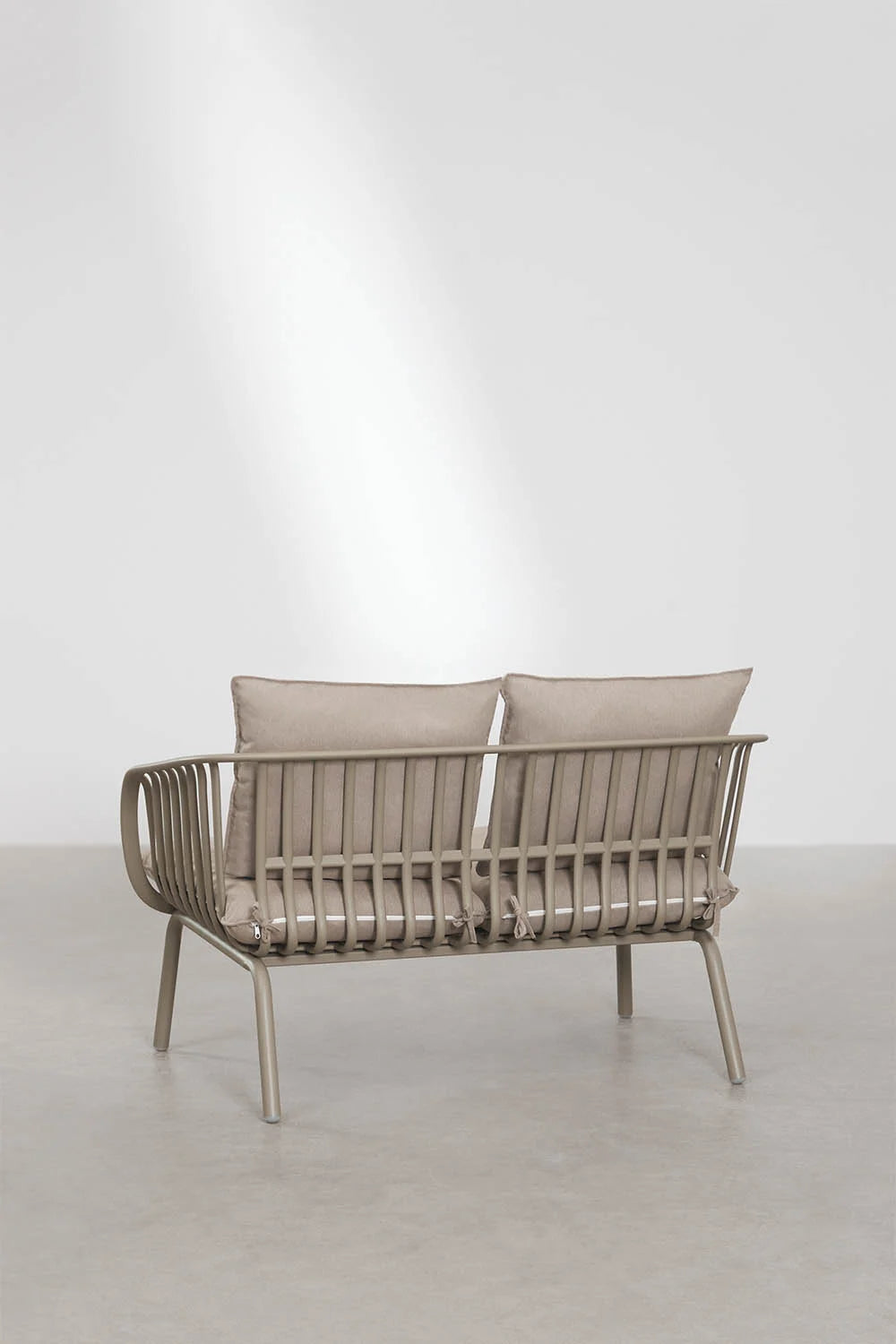 Aradina - Set da giardino con divano 2 posti, 2 poltrone e 2 tavolini in acciaio e polipropilene