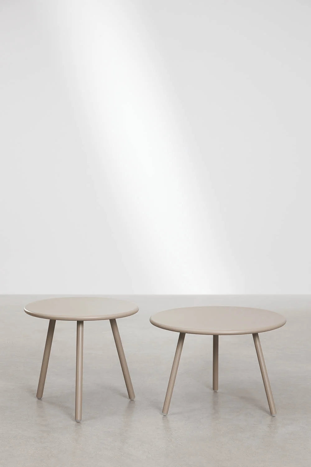 Aradina - Set da giardino con divano 2 posti, 2 poltrone e 2 tavolini in acciaio e polipropilene