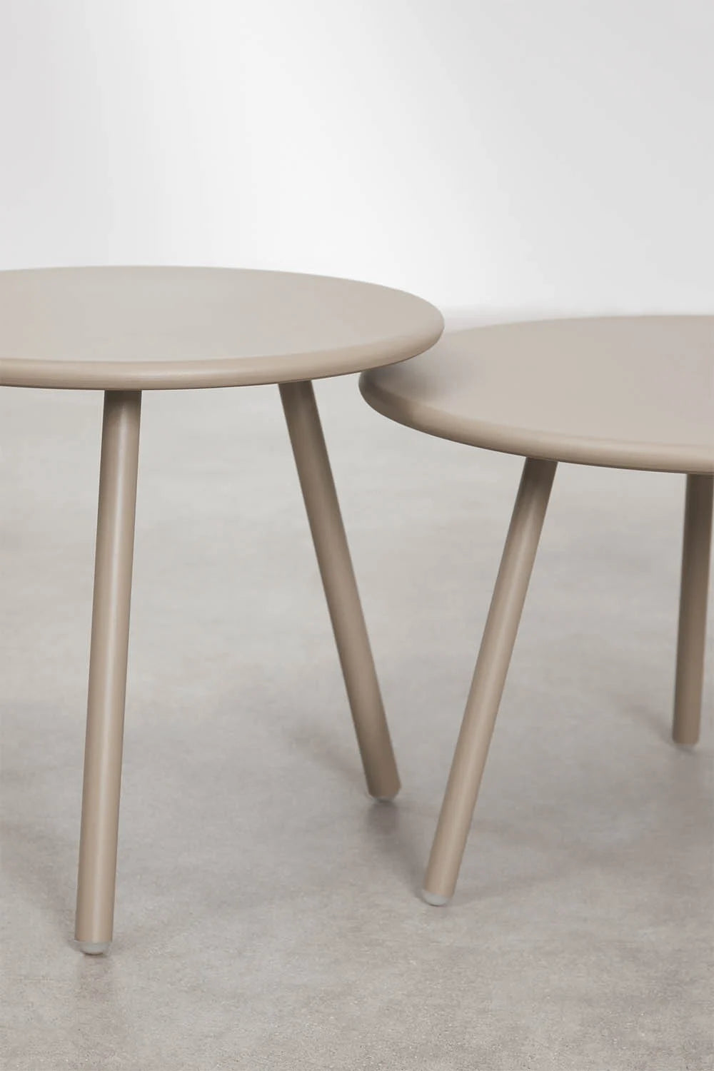 Aradina - Set da giardino con divano 2 posti, 2 poltrone e 2 tavolini in acciaio e polipropilene