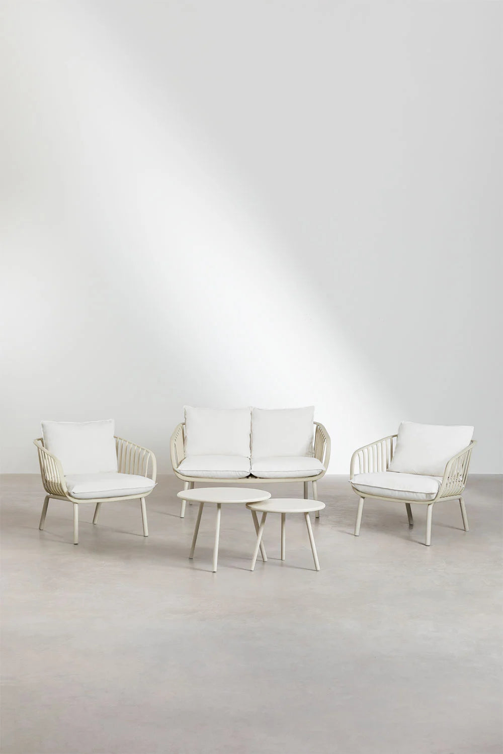 Aradina - Set da giardino con divano 2 posti, 2 poltrone e 2 tavolini in acciaio e polipropilene