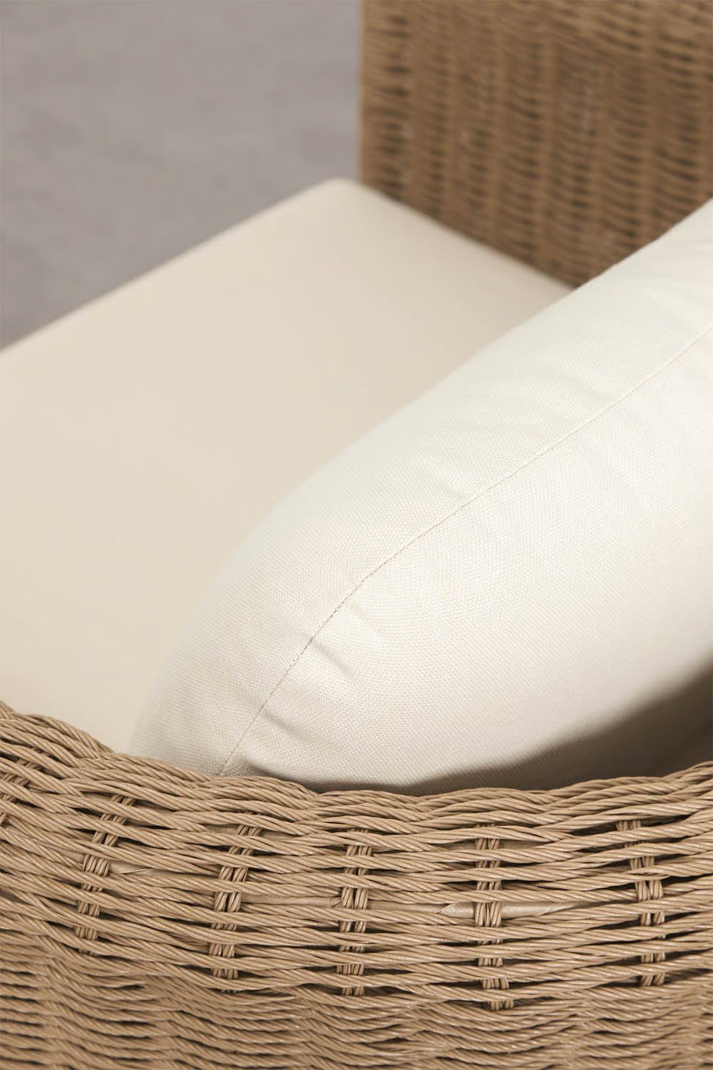 Lina - Fonelas - Set da giardino con 2 poltrone in acciaio e midollino sintetico Lina e 2 tavolini in cemento