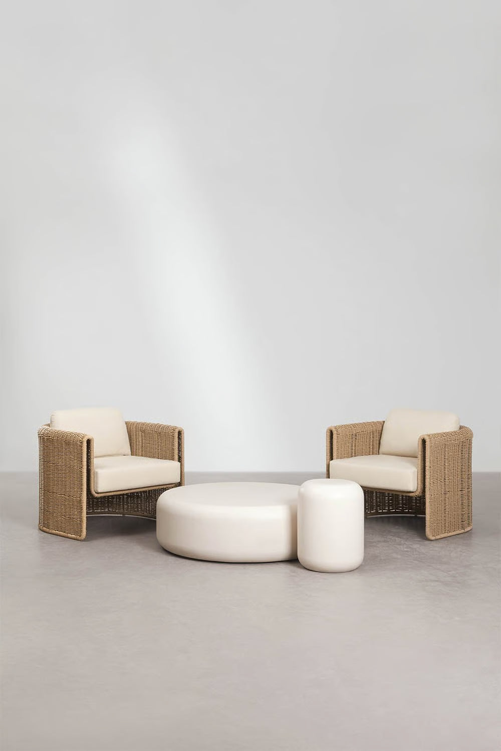 Lina - Fonelas - Set da giardino con 2 poltrone in acciaio e midollino sintetico Lina e 2 tavolini in cemento