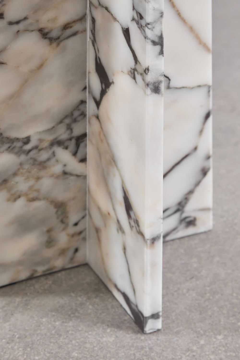 Tavolino laterale in pietra naturale Corwel effetto marmo calacatta viola