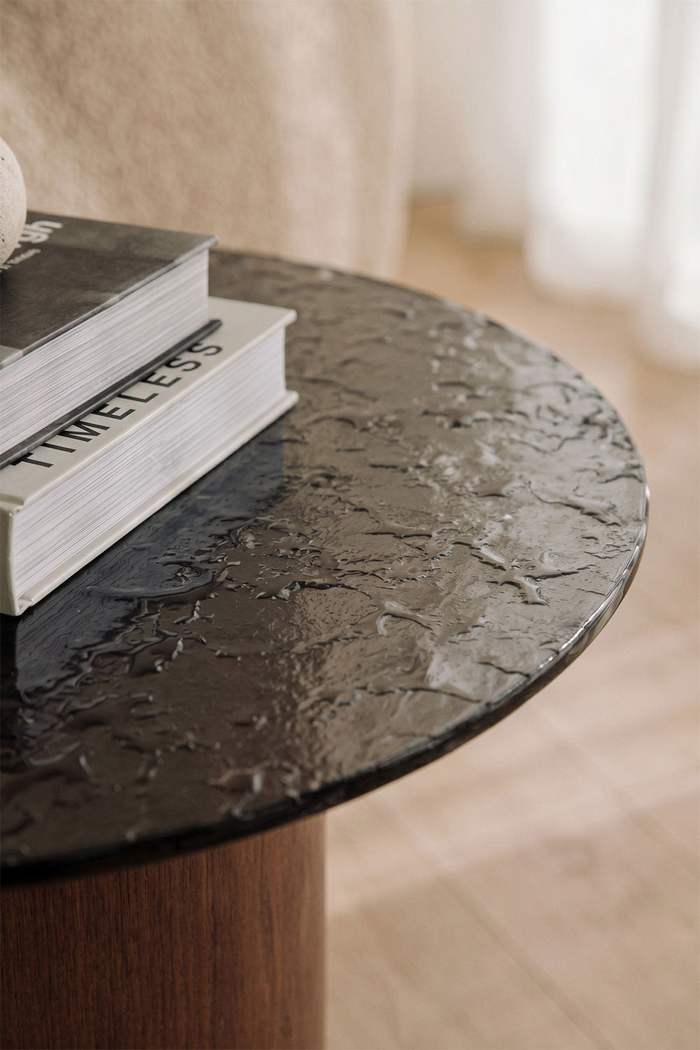 Asgri - Tavolino laterale rotondo Ø50 cm in vetro temperato e MDF